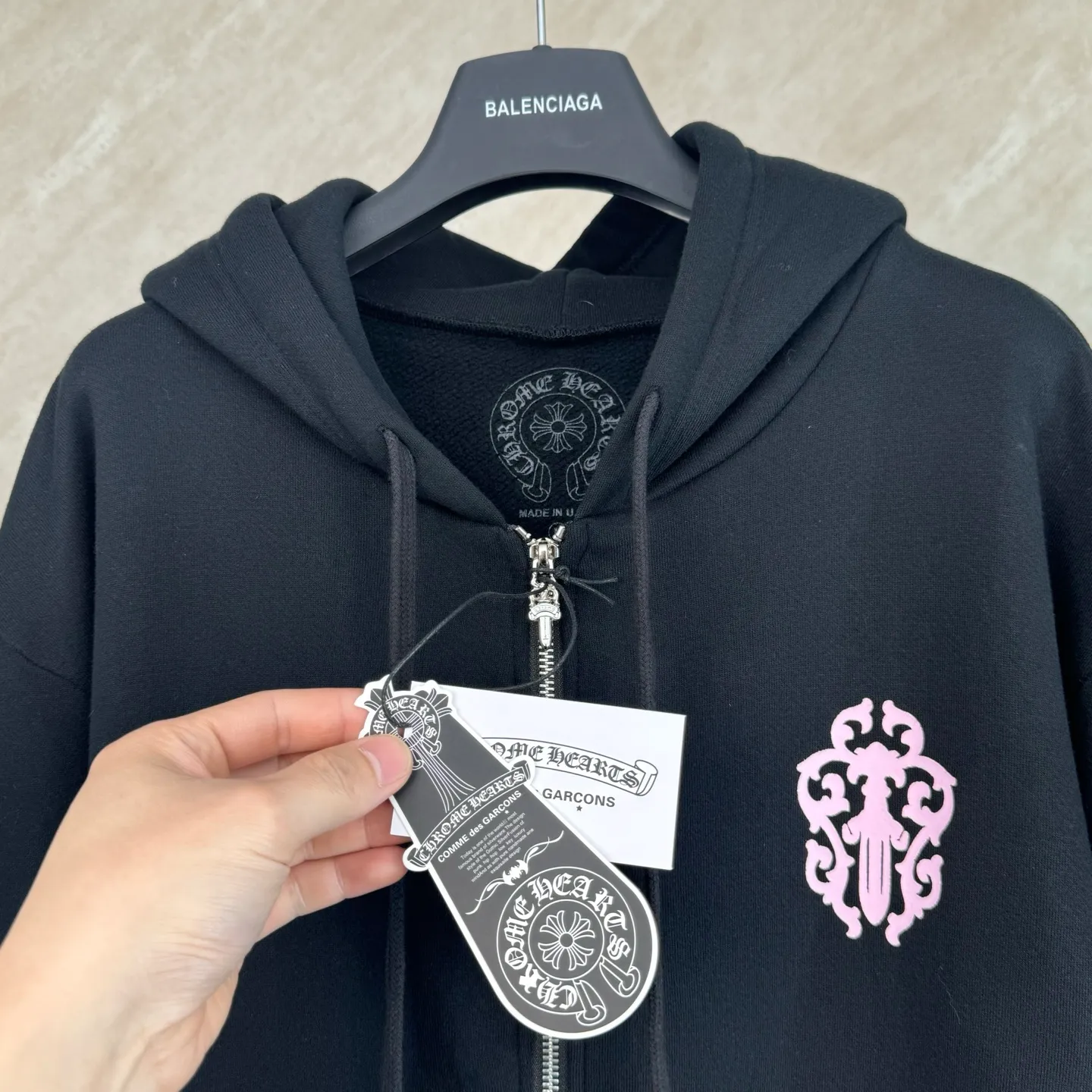 P460 Chrome Heart Ch character Sanskrit printed zipper hooded sweatshirt Size: S/M/L/XL Made of 80% cotton + 20% polyester blended fabric. The fabric is woven with 32-count base yarn and 10-count veil. The weight reaches 330 grams. It combines the skin-friendly breathability of cotton fiber and the anti-wrinkle stiffness of polyester. The sufficient weight brings good drape and wearing texture.